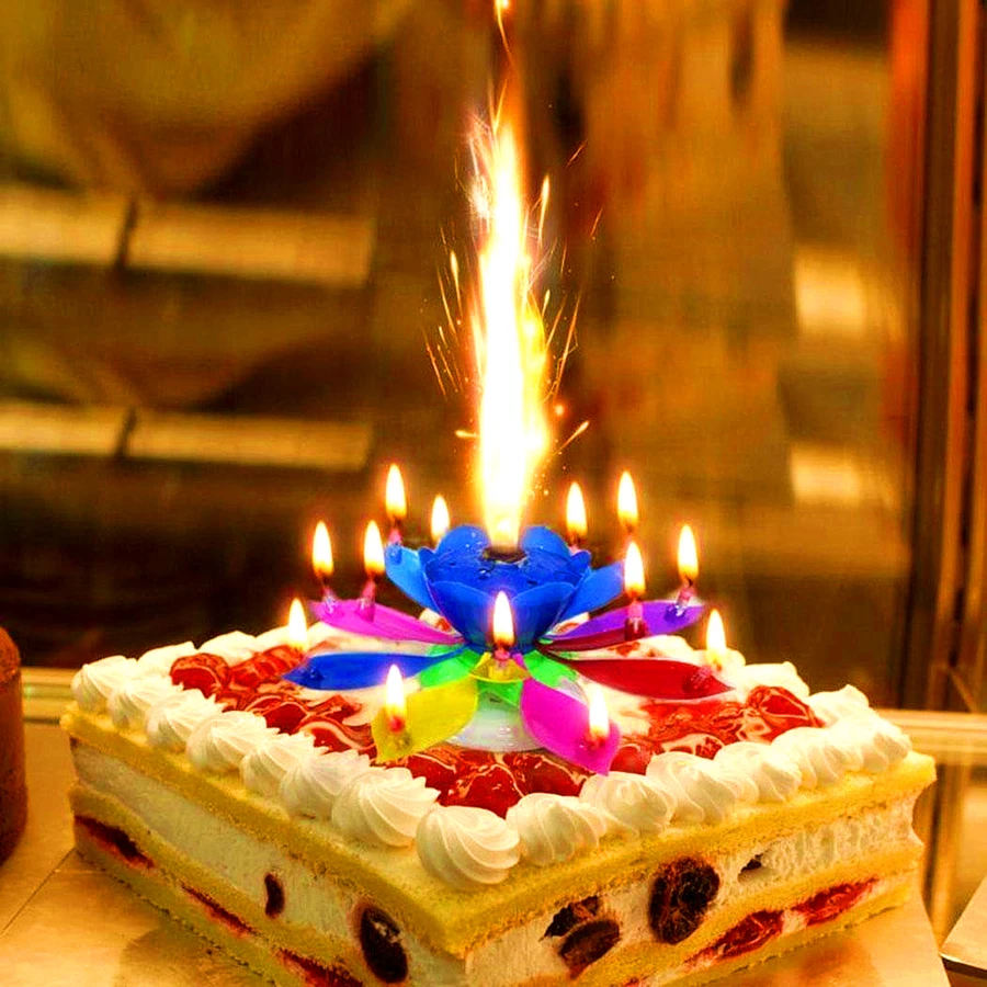 Тортик со свечками на день рождения
