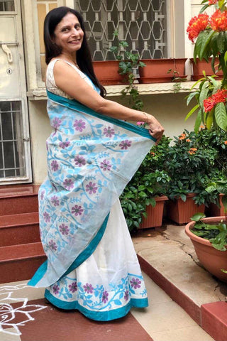 Mrs Akhila D. from the wonderful city of Bangalore absolutely dazzling with her pretty smile in her Handwoven Pure Cotton Jamdani Saree from Bengal Looms India.