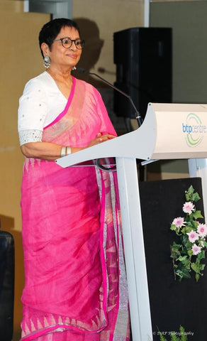 Captivating the hearts of onlookers, Sri Lankan actress Swarna Mallawarachchi graced the felicitation event in Brisbane, Australia, donning a mesmerizing pink linen saree from Bengal Looms India .