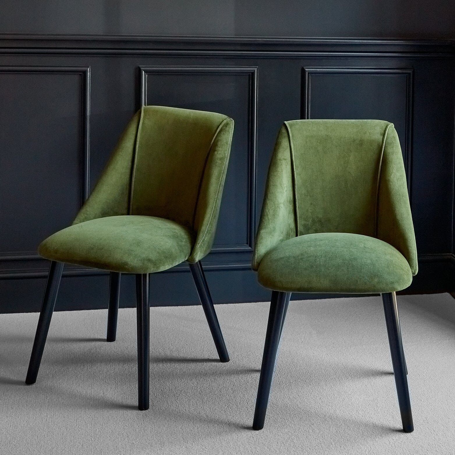 Jade Mango Wood Round Dining Table Set - 4 Seater - Freya Fern Green Dining Chairs with Black Legs