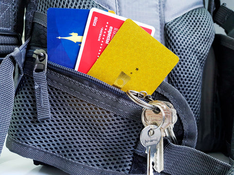 Compartimientos para tarjetas y llaves en Mochila de Hidratación