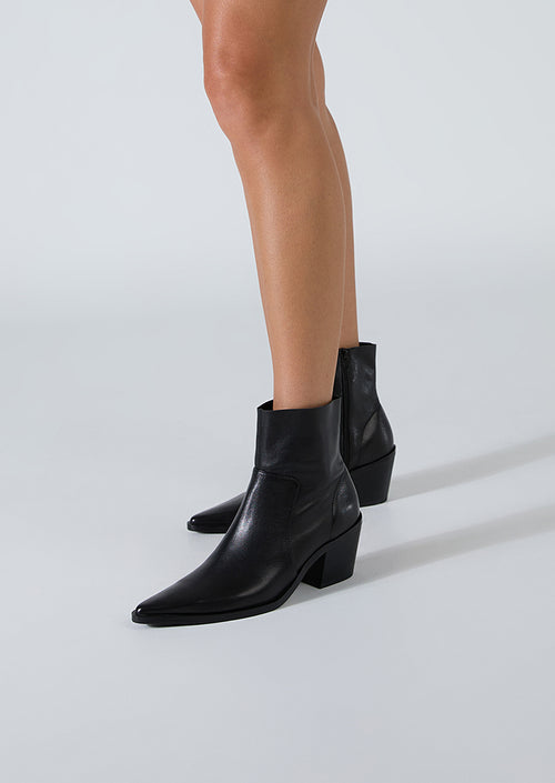 Nisku Black Venice Ankle Boots