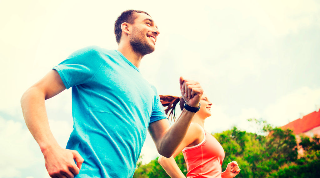 Mies ja nainen juoksee. Run-juoksuvalmennus™ on tarkoitettu kaikentasoisille juoksijoille.