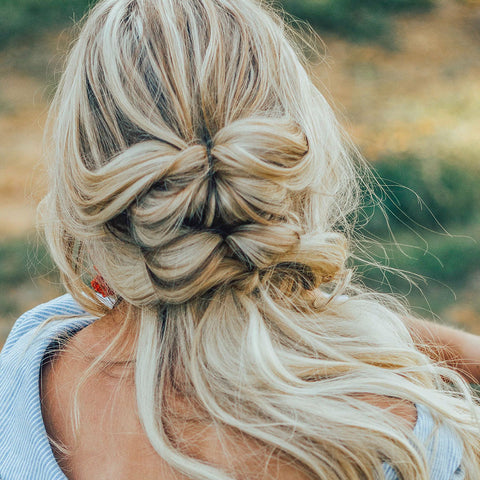 Femme aux cheveux blonds et tresses