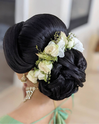 chignon bas traditionnel pour la mariée sud-asiatique