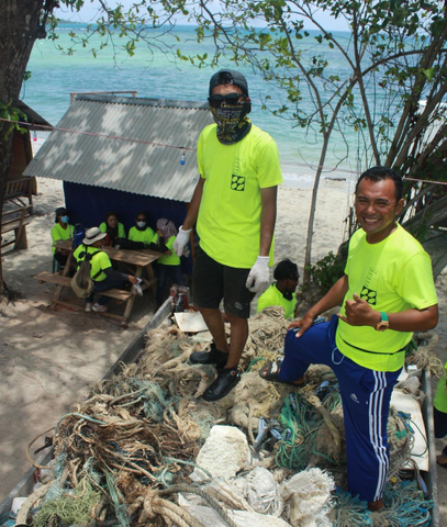 Seven Clean Seas (Ocean Clean Up) ~ Community having fun cleaning plastic