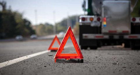 Luces de advertencia de triángulos de emergencia en carretera