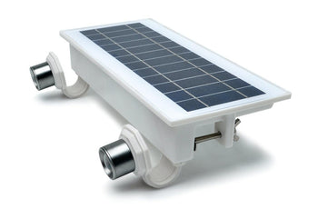 Projecteur solaire EZ Home Security monté sur gouttière, illustré dans un environnement de studio blanc. Éclairage par STKR Concepts