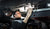 Mécanicien travaillant sous la voiture à l'aide d'un aimant | Lampe télescopique FLi-PRO par STKR Concepts