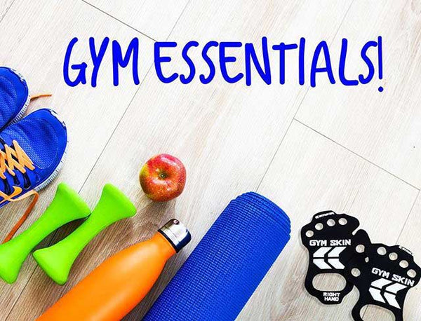 Elementos esenciales del gimnasio titulados carteles con zapatos, pesas, botella de agua, máscaras de gimnasio y estera de yoga.