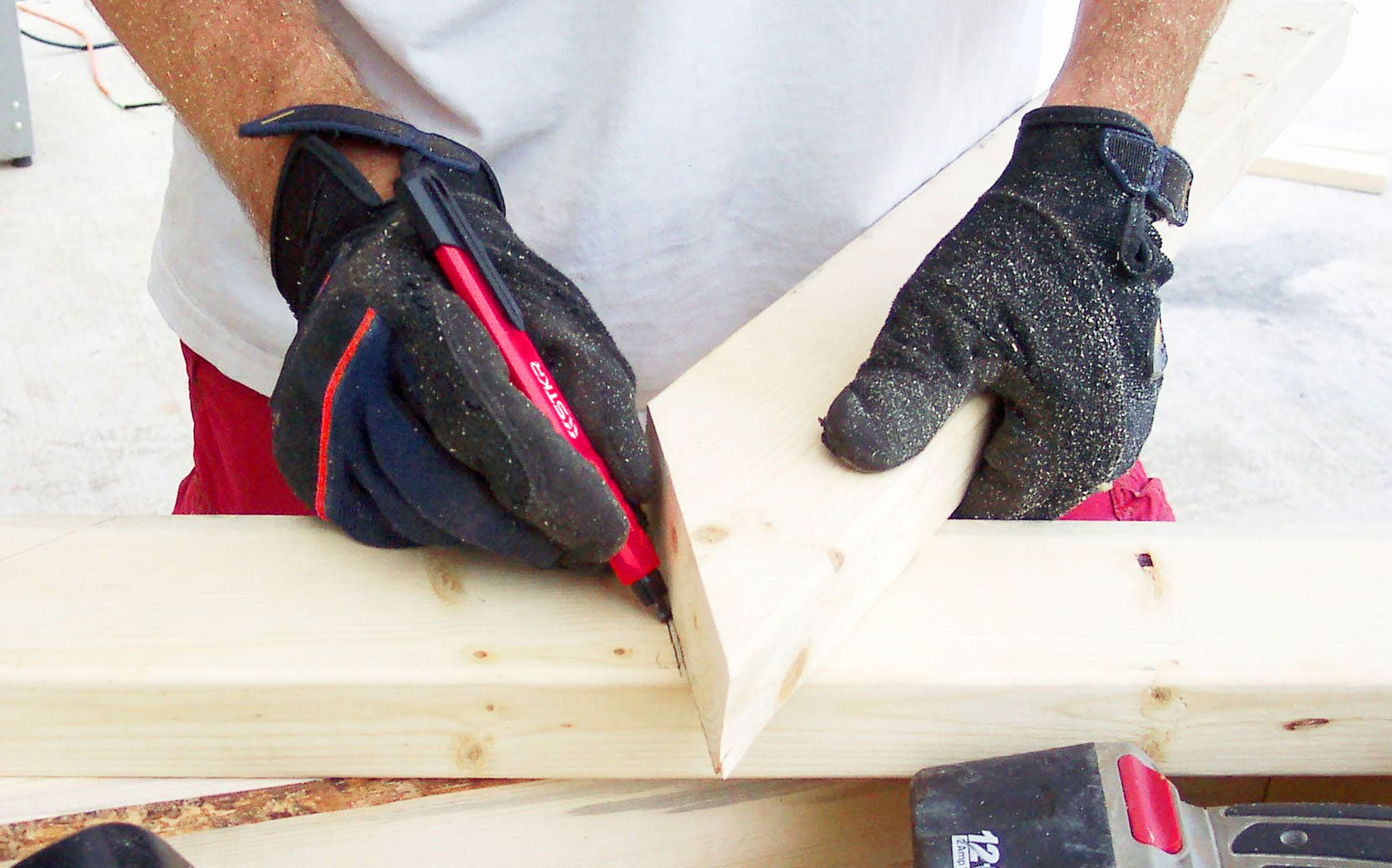 Conceptos Stkr Manejo de lápiz de carpintero mecánico 2x4 madera | Huelguista