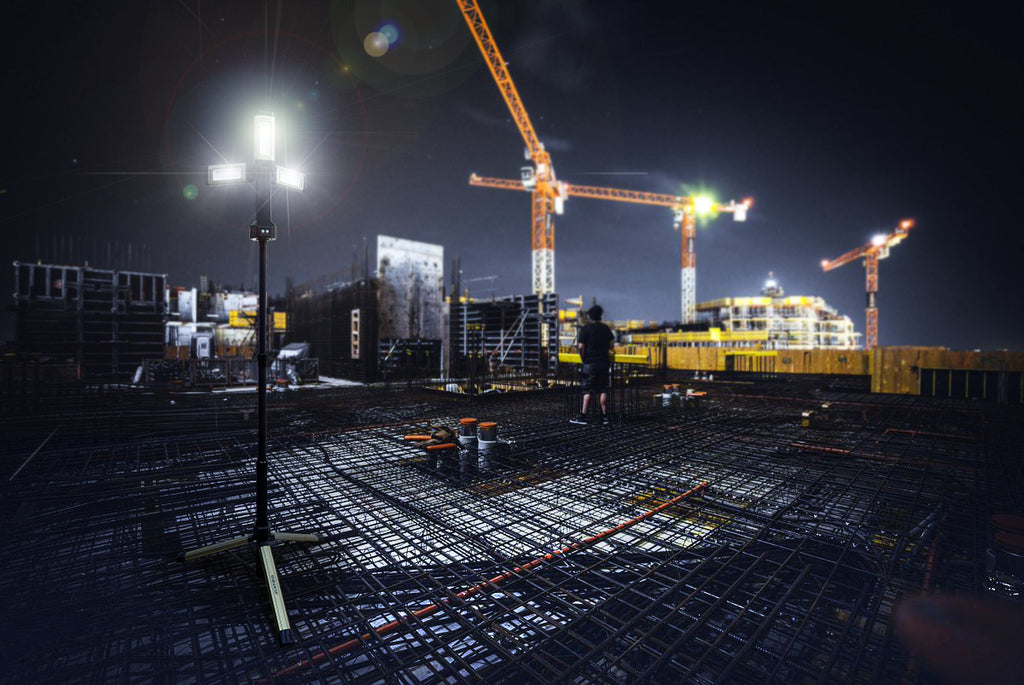 Tri-Mobile sur un trépied assis dans un cadre de construction industrielle la nuit