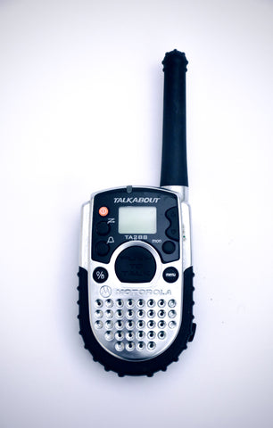 radio de comunicaciones personales walkie talkie plateado y negro