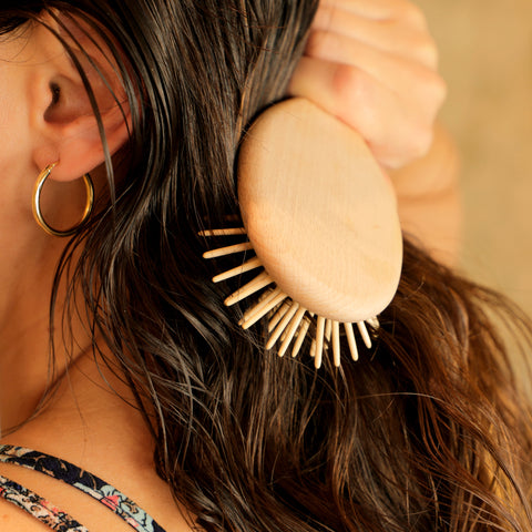 Utilisez une brosse en bois pour la santé de vos cheveux