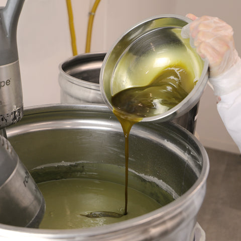 Fabrication du savon Comme avant enrichi en huile de baies de laurier