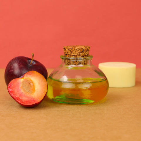 Les bienfaits de l'huile de prune dans un soin capillaire solide