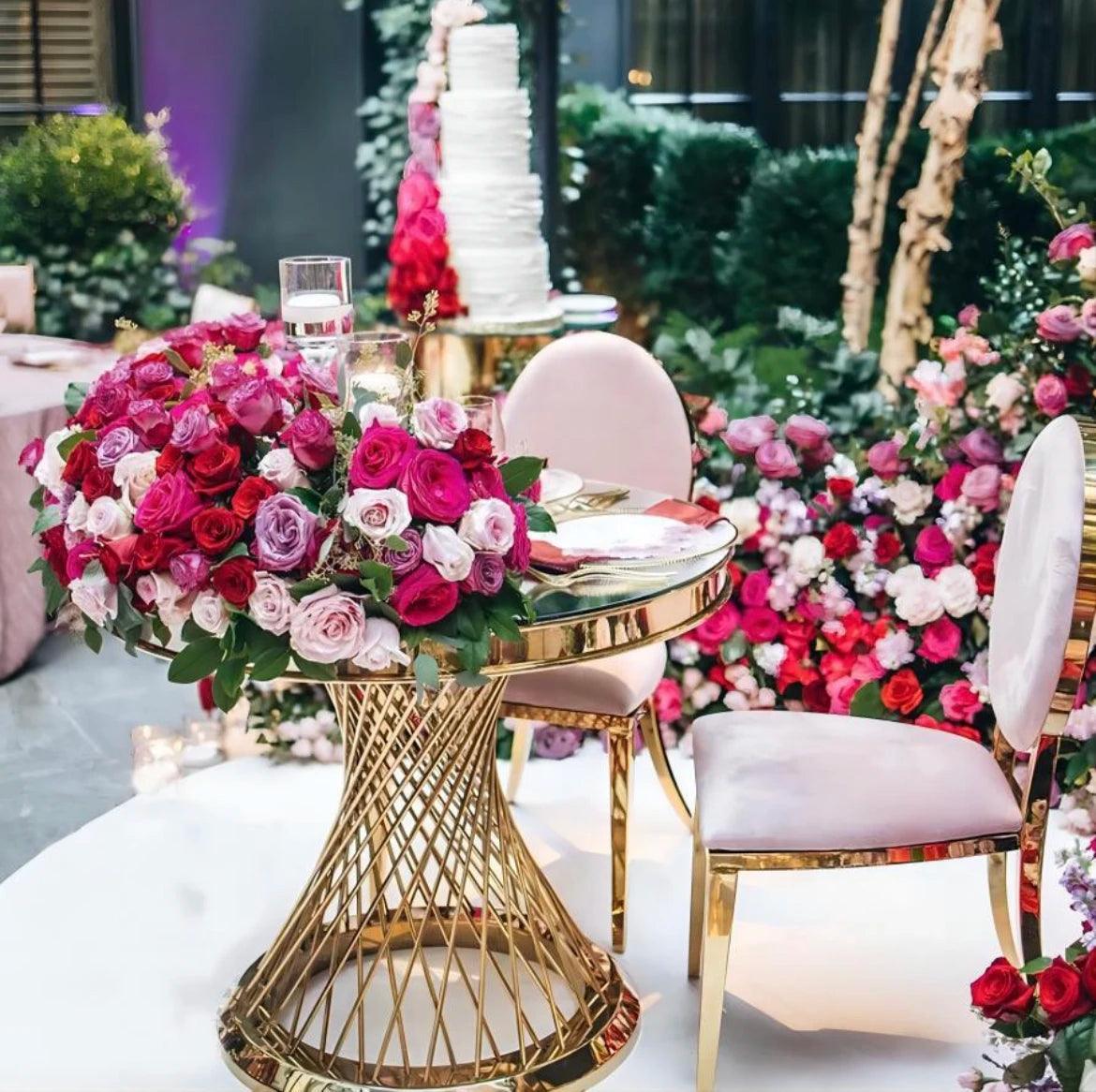 Exquisite Golden Outdoor Wedding Table Ensemble with Stylish Stainless Steel Cake Stand