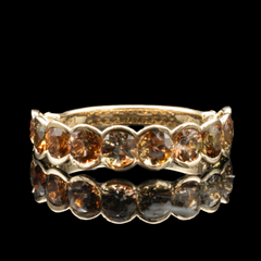 eternity ring in yellow gold and andalusite stone