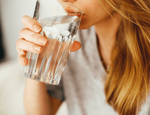 pitje veliko vode pripomore pri izgubi odvečnih kilogramov