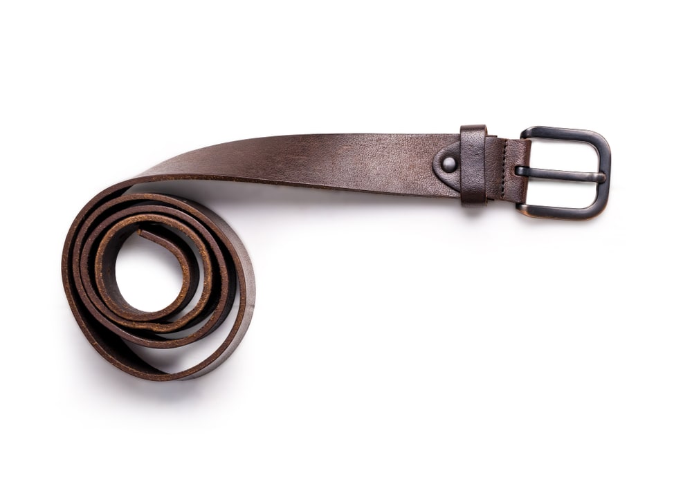 Choosing the right leather belt to make a strop for knife sharpening. 