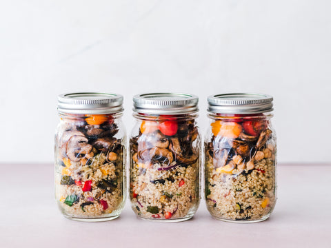 Jars with food as an alternative to plastic lunch boxes.