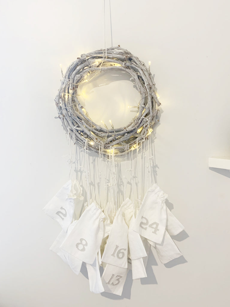 DIY advent wreath calendar wreath and drawstrings bag to house gifts