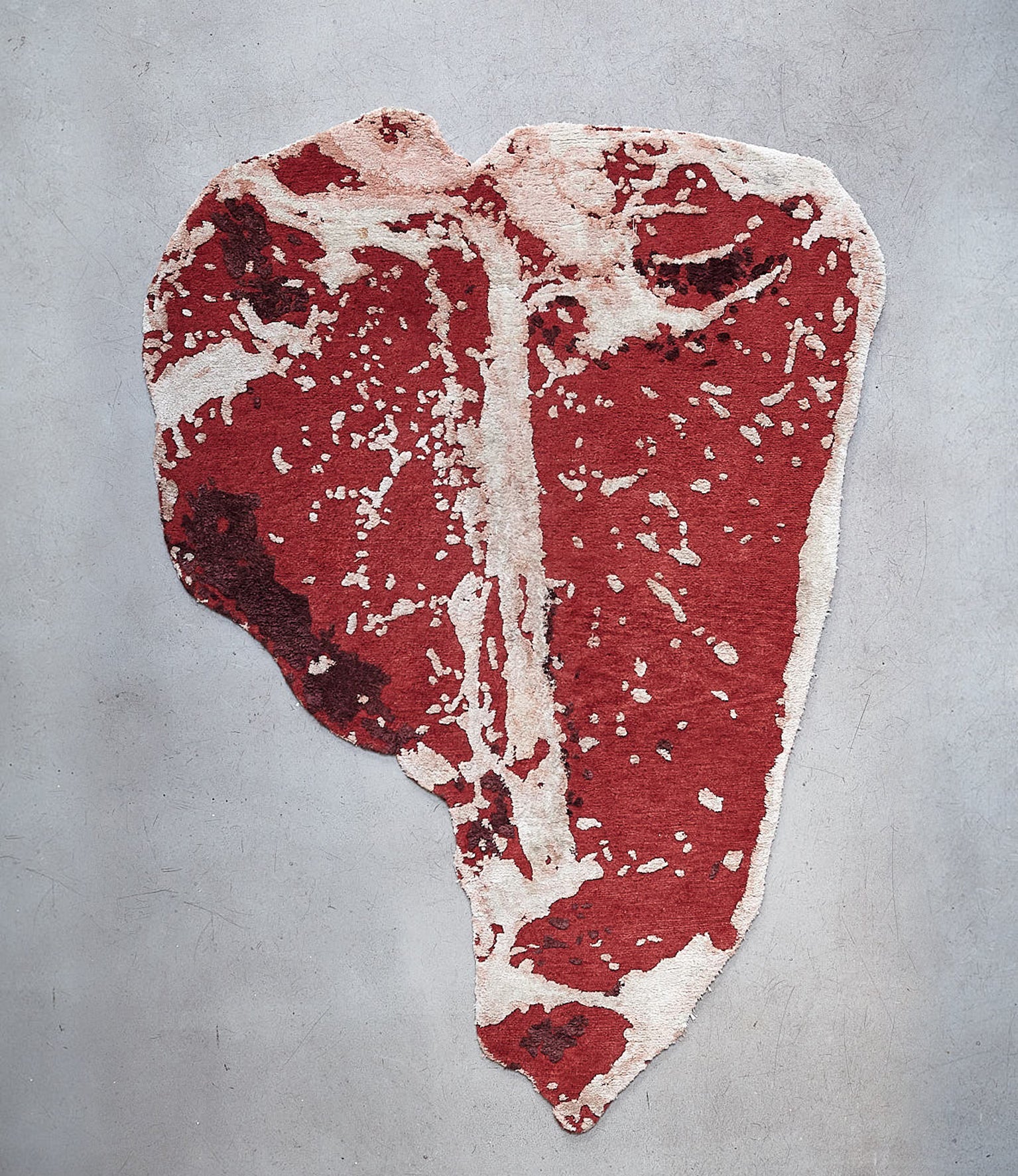 Ein Foto unseres auf Kundenwunsch angefertigten Teppichs, der ein Steak darstellt.