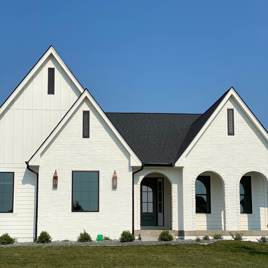 Amethyst Home a meublé une magnifique maison de quatre chambres et trois salles de bains à Des Moines, IA avec Sage Homes, un constructeur de maisons sur mesure et Ann Marie and Co. La maison est le numéro trois situé au 407 N 36th Street, Cumming, IA dans le Home Show Expo. 2021, organisé par la Home Builders Association of Greater Des Moines.