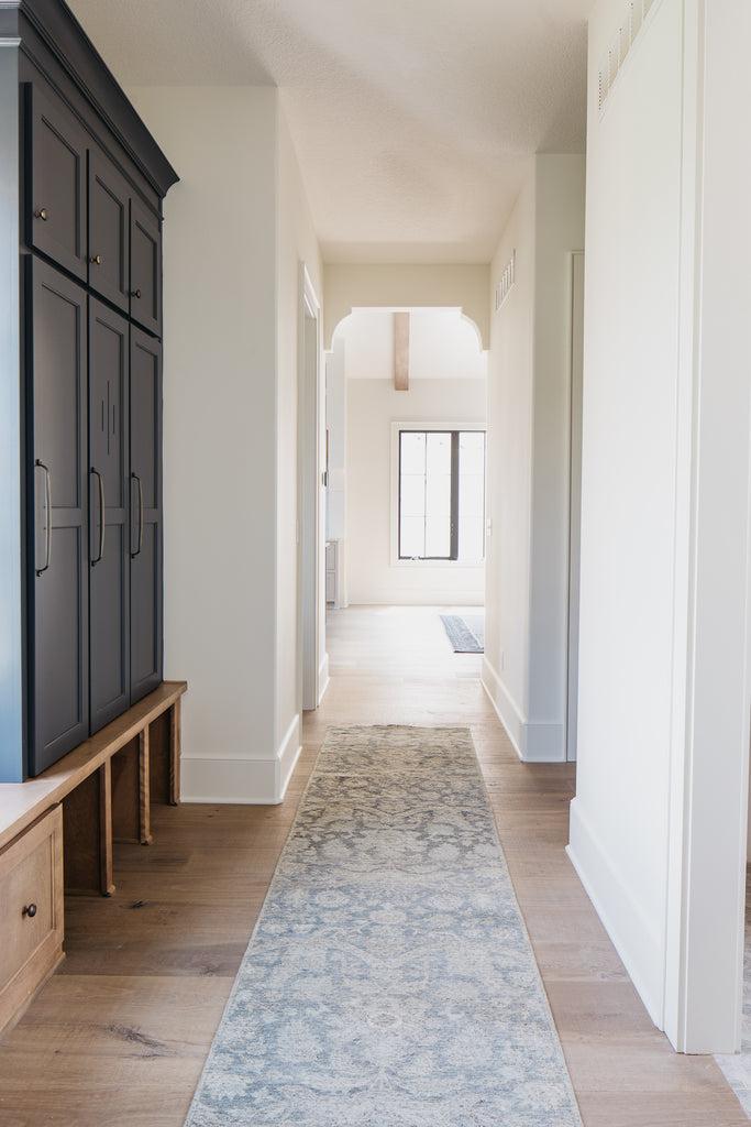 armoires bleues de vestiaire de coureur d'héritage de loloi avec le plancher en chêne blanc chaud