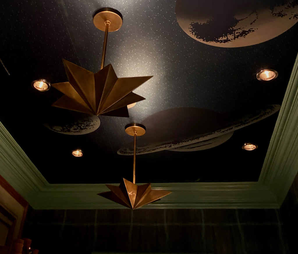 Butler's Pantry par Sees Design Moody & Celestial // un comptoir en terrazzo noir et blanc, des images de l'espace au plafond avec des supports semi-encastrés en forme d'étoile en laiton !