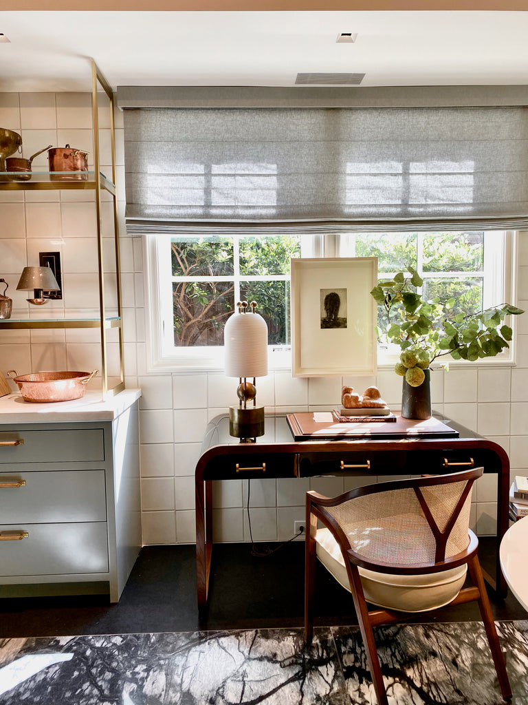 Prep Kitchen par Chad Dorsey Design Si vous êtes prêt pour une bouffée d'air frais... c'était ça. Bon sang. Chad a mentionné que le plafond s'inspire de la sensation de lumière du ciel. Des bleus doux, des pierres noires profondes et une netteté ce qui était tellement invitant. La quincaillerie des armoires en bois et en laiton, les moments décoratifs généreux dans les armoires et la sensation de propreté étaient si rafraîchissantes. J'adore m'asseoir sur le canapé à la table à manger et c'était un moment.