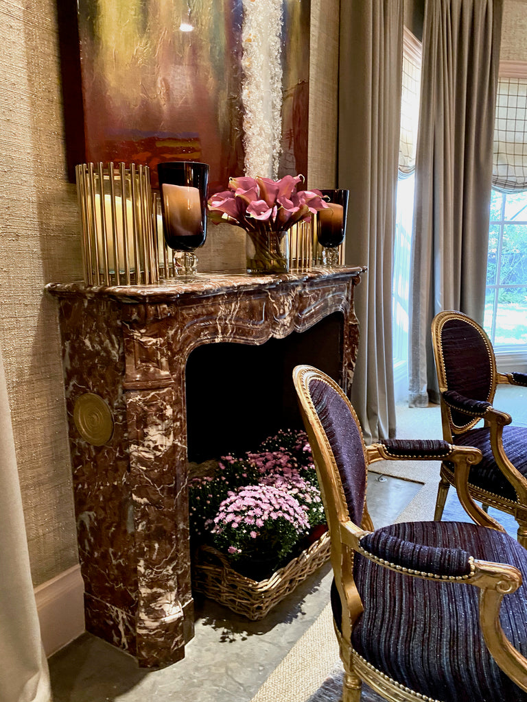 Chambre principale par Kirsten Kelli Sans conteste la pièce qui sent le mieux la maison ! Tant de violets et d’or luxueux. Grand fan du panier de fleurs dans la cheminée, très romantique et chaleureux.