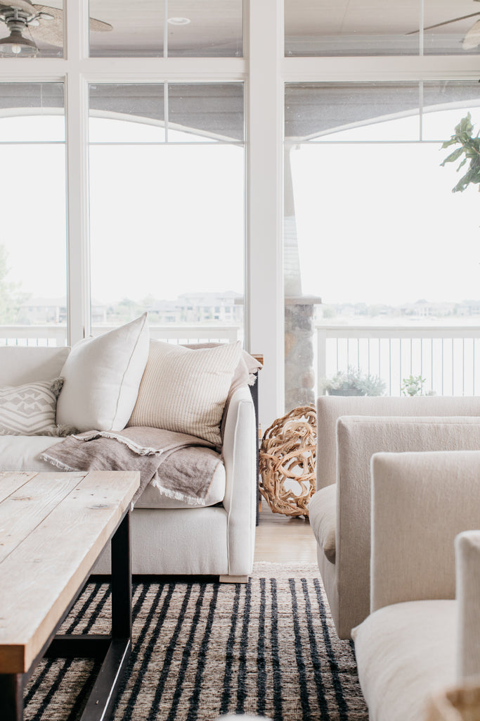 Alors que notre inclination naturelle dans une maison de plage était de choisir un tapis à rayures bleuâtres/gris... nous avons trouvé ce tapis contemporain en laine tissé à la main unique en son genre avec des rayures nouées. Nous aimons la façon dont il a adouci le mobilier noir et blanc avec des fibres d'avoine naturelles.