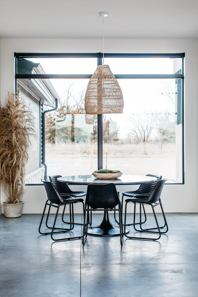 Une table à manger Bluestone en pierre brute, fraîche au toucher.