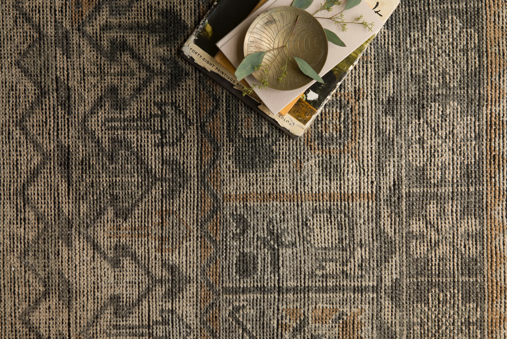 Apportez une touche de beauté antique à votre maison avec le tapis Heirloom Bone / Charcoal de Loloi. Ce tapis en laine rend hommage avec goût à l'art des tapis noués à la main. Le tapis évoque un sentiment de sophistication unique avec ses palettes de couleurs traditionnelles de tapis Serapi et son design vintage. Ce tapis serait parfait pour un salon, une salle à manger, une chambre, un couloir ou une cuisine avec ses motifs et ses tons apaisants pour votre maison.