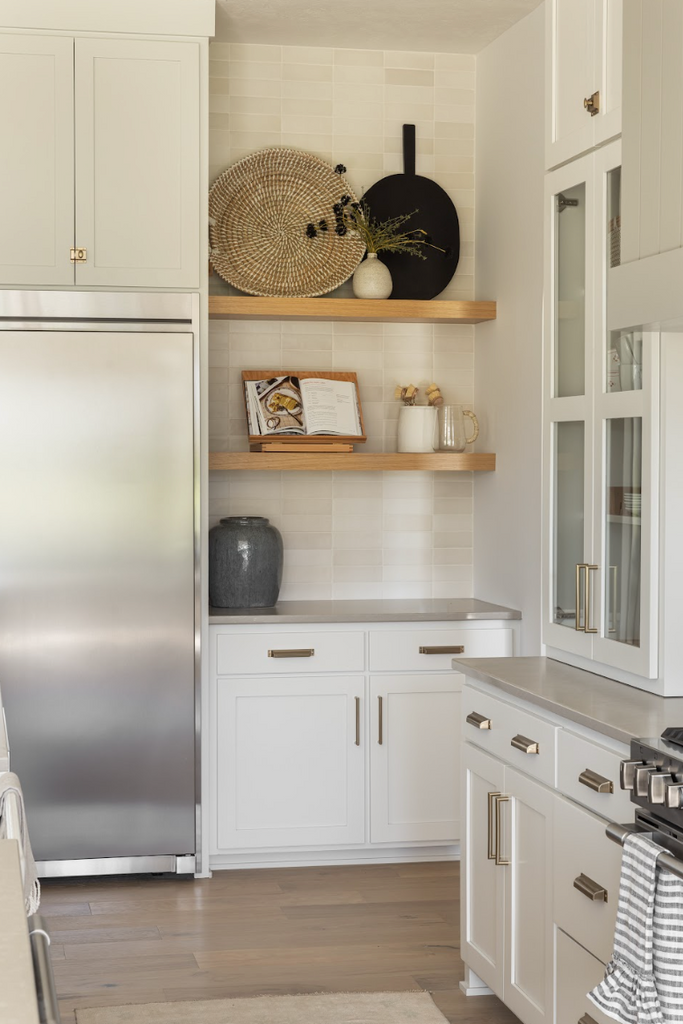 california farmhouse kitchen shelf styling