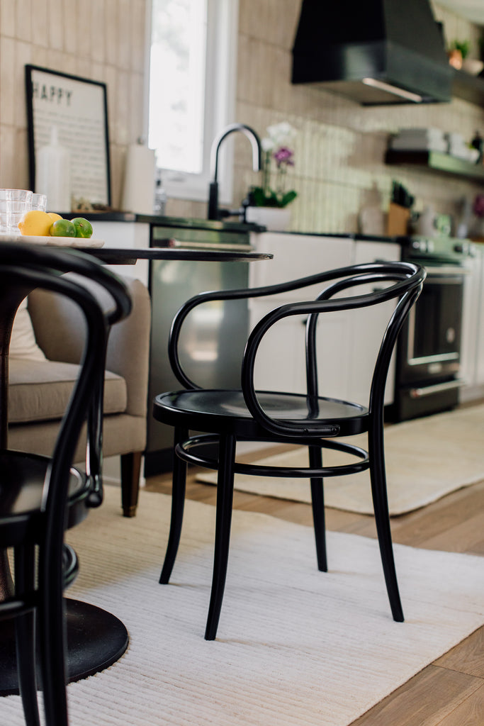 Les lignes swoony de ces chaises en rotin noir sont douces et modernes que nous aimons voir chaque fois que nous entrons dans la cuisine.