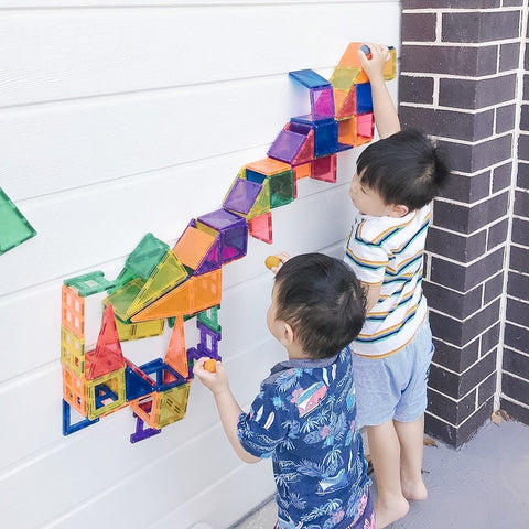 Children planning a vertical ballrun with Connetix tiles