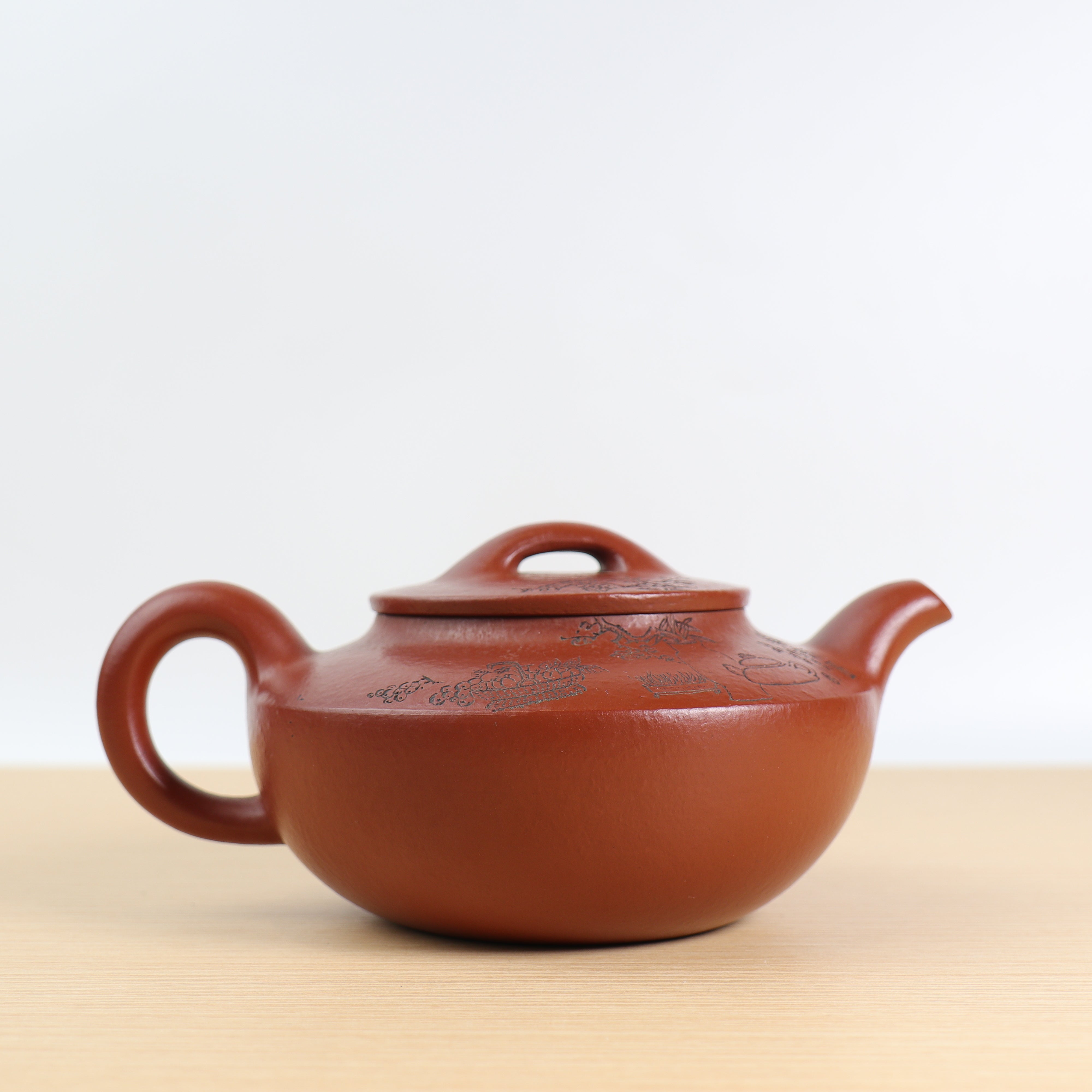 【梅竹清嬌】原礦朱泥刻畫紫砂茶壺– Cha-Tailor Tea Specialist