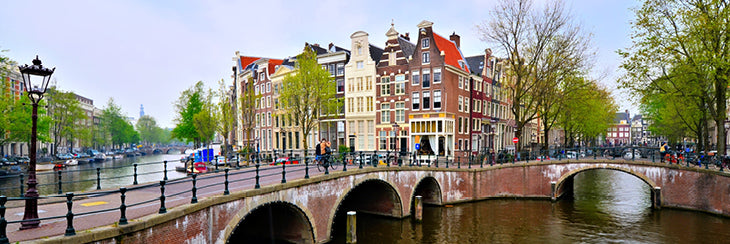 Bezoek een inspirerende stad, zoals Amsterdam, en ontdek de gezellige winkelstraatjes en verschillende restaurants.