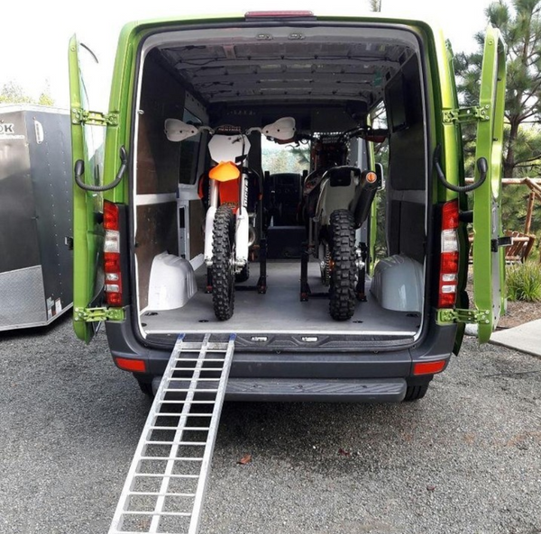 Moto furgoneta para transportar bicicletas de tierra