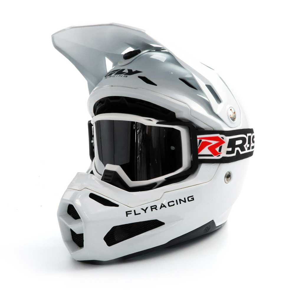 J.A.C. Motocross Goggle installiert auf einem weißen Fly Racing MX Helm White Studio Pic