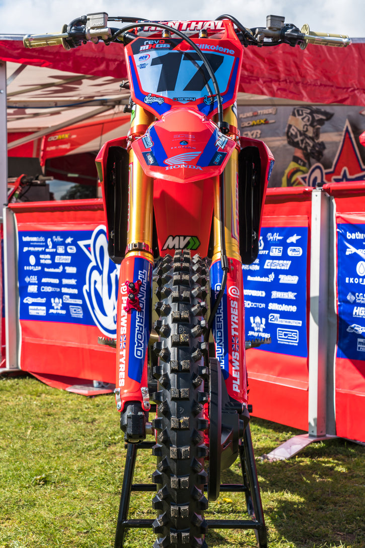 Primo piano di una bici di motocross perfettamente dritta e la gomma anteriore è un GP materialmente MX2 di pneumatici plews.