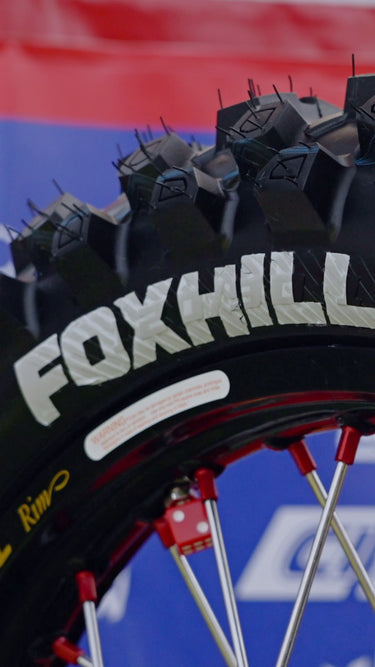 Primo piano estremo del logo Foxhills sul fianco di uno pneumatico per motocross plews.