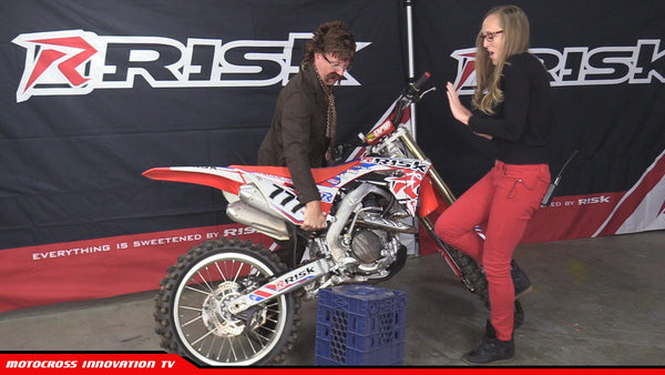 Risk Racing RR1 Ride-On Motocross Dirt Bike-Lift steht für Milchkiste