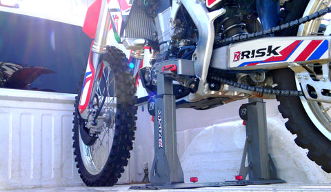moto de cross en un sistema de transporte de motos sin tirantes lock-n-load en la caja de un camión blanco.