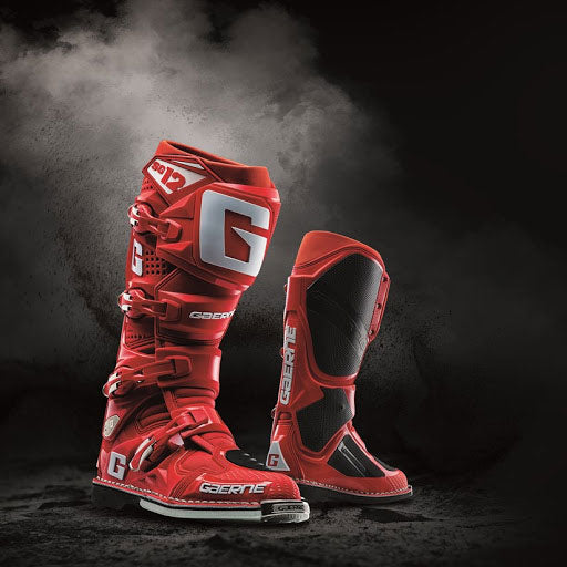 Imagen de botas de motocross rojos por Gaerne.