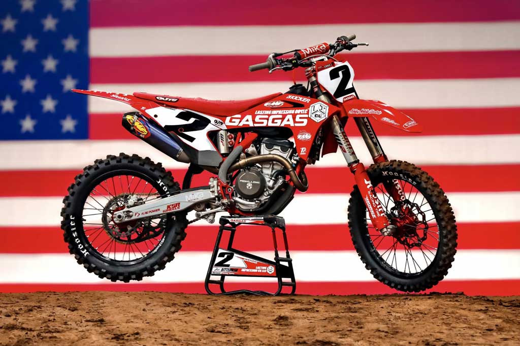Gasgas dirt bike numéro 2 sur le stand posant devant le fond du drapeau américain
