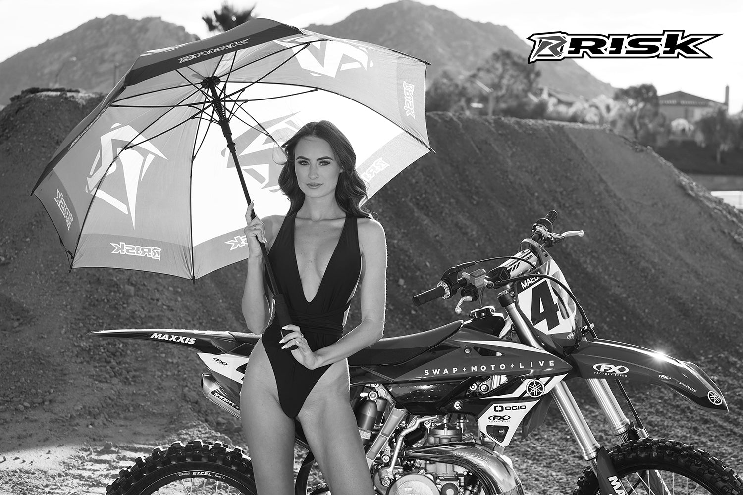 Moto Modell Kylie Walton mit Moto Factory Pit Regenschirm - Schwarz und Weiß | Swap Moto Live and Risk Racing