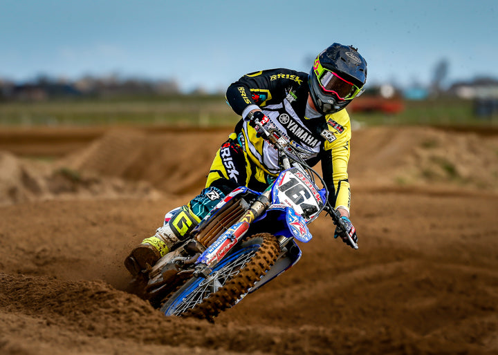 mx num 164 risk racing pro rider portant un pantalon en jersey ventilé RR et des gants